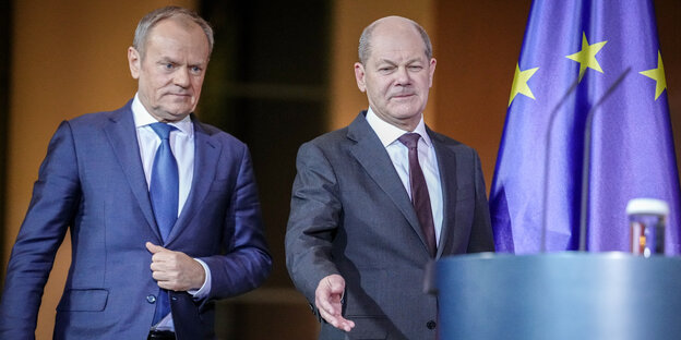 Donald Tusk, polnischer Ministerpräsident, und Bundeskanzler Olaf Scholz geben im Bundeskanzleramt eine Pressekonferenz, hinter ihnen ist eine Europaflagge zu sehen