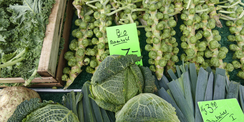 Gemüse an einem Marktstand.