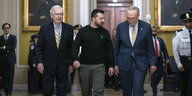Der ukrainische Präsident Selensky geht im Capitol in Washington, links von ihm Mitch McConnell und auf der rechten Seite Chuck Schumer
