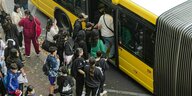 Schüler steigen in Berlin auf dem Weg zur Schule in einen schon überfüllten Bus