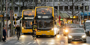 2 Busse der BVG am Wittenbergplatz