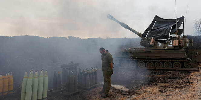 Soldaten schießen Artillerie.