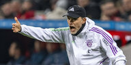Thomas Tuchel, der Trainer vom FC Bayern, gestikuliert am Spielfeldrand.