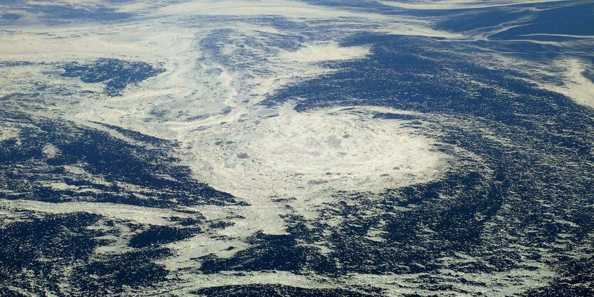 Treibeis wird von der Strömung an der Meeresoberfläche verwirbelt