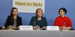 Mehrere Personen, u.a. Bundesministerin Lisa Paus, bei einer Pressekonferenz.