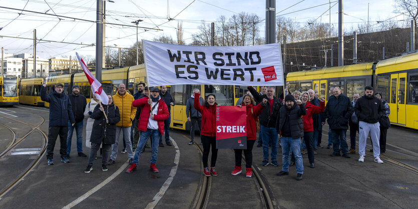 Streikende in einem Straßenbahndepot.