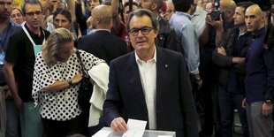 Artur Mas bei der Stimmabgabe am Sonntag. Im Hintergrund Fotografen.