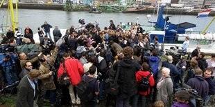 Das holländische Abtreibungsschiff The Aurora im Hafen von Dublin.