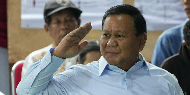 Präsidentschaftskandidat Prabowo Subianto salutiert.