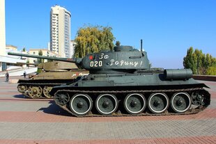 Ein russischer Panzer fährt über einen asphaltierten Platz