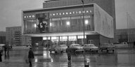 Das Kino International von außen in einer schwar-weißen Aufnahme von 1965