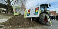 Traktor mit Protestschild