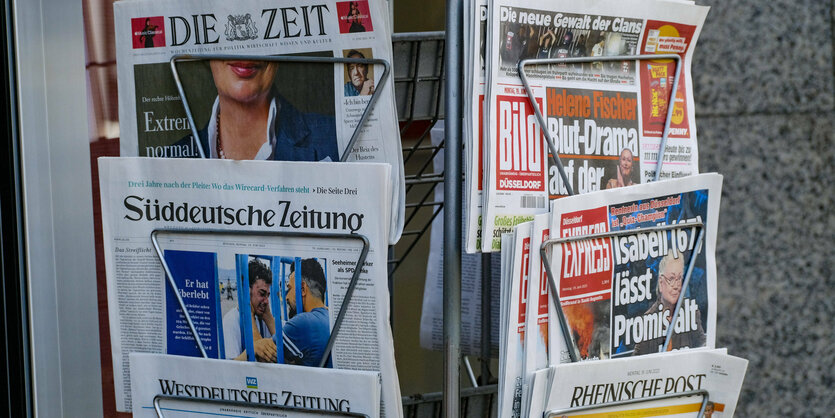 Zeitungsständer an einem Kiosk.