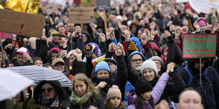 Menschen protestieren vor dem Reichstagsgebäude in Berlin gegen die AfD und gegen Rechtsextremismus