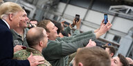 Soldaten in der US-Militärbasis in Ramstein machen Selfies mit Donald Trump