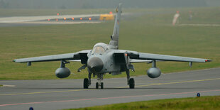 Ein Bundeswehr-Aufklärungsflugzeug vom Typ Tornado rollt auf der Startbahn.