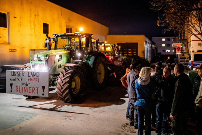 Traktor mit Protestbanner: "Unser Land wird nicht regiert sondern runiniert".