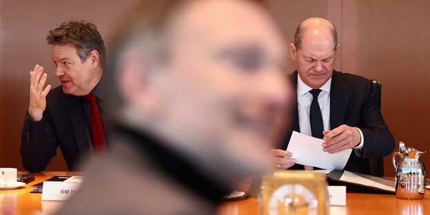 Die Minister Habeck, Lindner und Kanzler Scholz bei einer Kabinettssitzung.