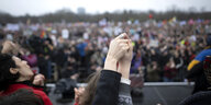 Menschen halten sich bei einem Protest gegen die AfD an den Händen