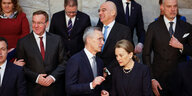 Mehrere Politiker:innen bei einem Gruppenfoto.