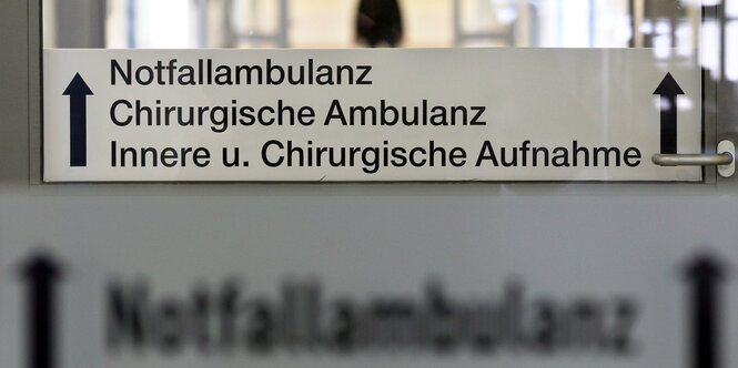 Auf einem Schild an einer Glastür steht "Notfallambulanz"