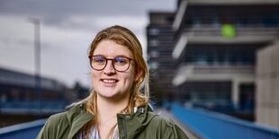 Lara Engelke steht vor Gebäuden der Universität.