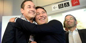 Manfred Haimbuchner (r) und Heinz-Christian Strache von der FPÖ umarmen sich