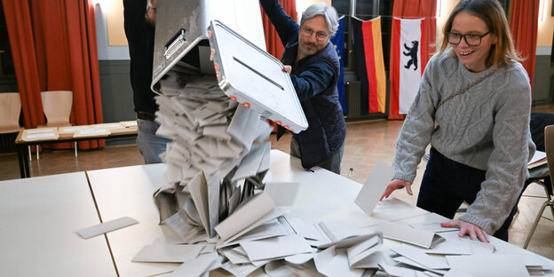 Stimmzettel aus einer Wahlurne werdne ausgekippt.