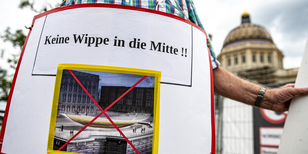 Das Bild zeigt ein Protestschild gegen den Bau der Einheitswippe.
