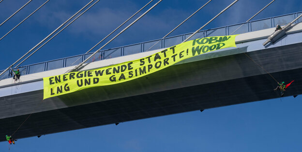 Anti-LNG-Banner hängt an Brücke