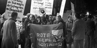 Demonstrierende 1974 mit Bannern, Plakaten und Megafon