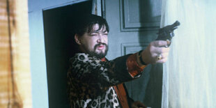 Rainer Werner Fassbinder in einer Filmszene.