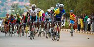 Fahrerfeld der Ruanda-Tour von vorne auf einer Anhöhe fotografiert