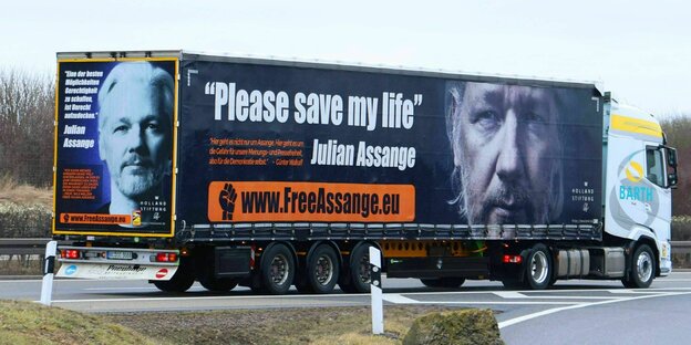 ein LKW mit der Aufschrift Free Assange und dem Zitat Eine der besten Moeglichkeiten Gerechtigkeit zu schaffen, ist Unrecht aufzudecken auf dem Heck, Please save my life auf der Seite des Fahrzeuges - zu sehen ist das Porttrait von Julien Assange