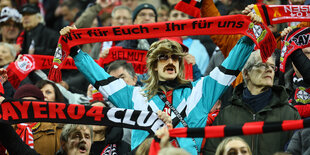 Fans mit Schals auf der Tribühne.