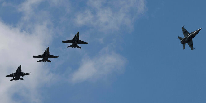 Kampfjets bei einem Flugmannöver.