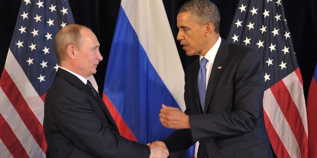 Barack Obama und Wladimir Putin schütteln sich die Hände.