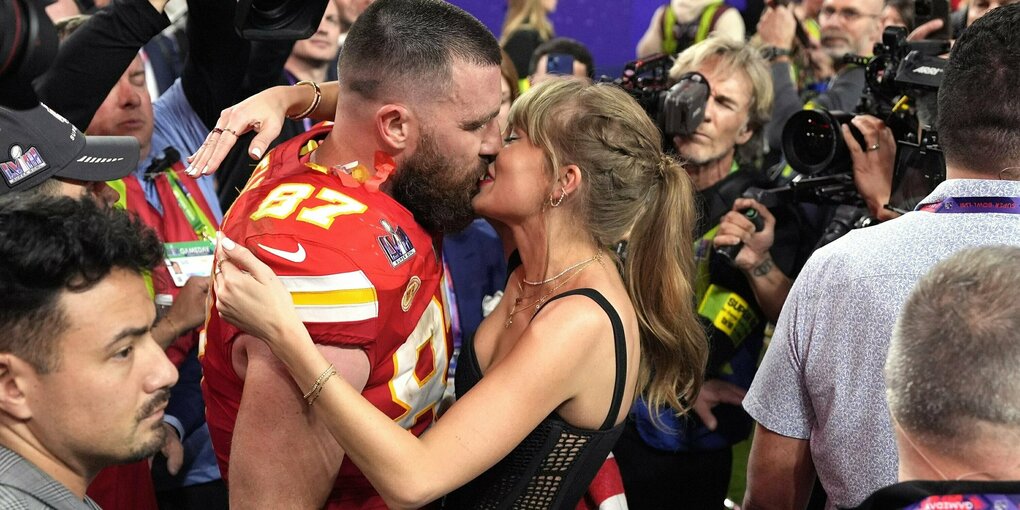 Taylor Swift küsst Travis Kelce. Er trägt noch sein Trikot.