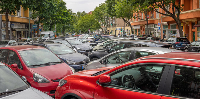 Viele parkende Pkws auf einer Straße