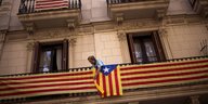 Am Balkon hängt die estelada, die Unabhängigkeitsfahne der Katalanen