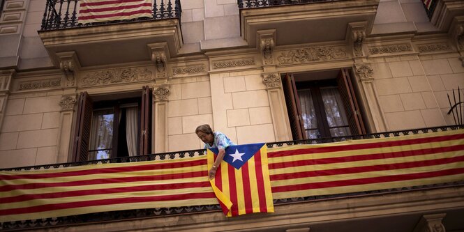 Am Balkon hängt die estelada, die Unabhängigkeitsfahne der Katalanen