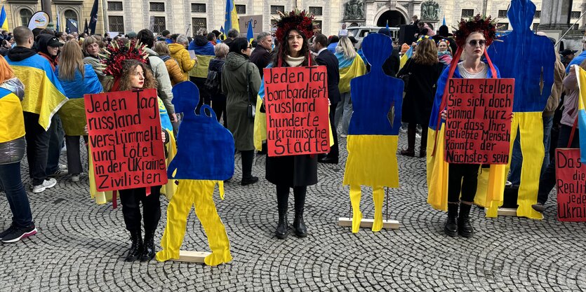 Demonstrantinnen zeigen Schilder