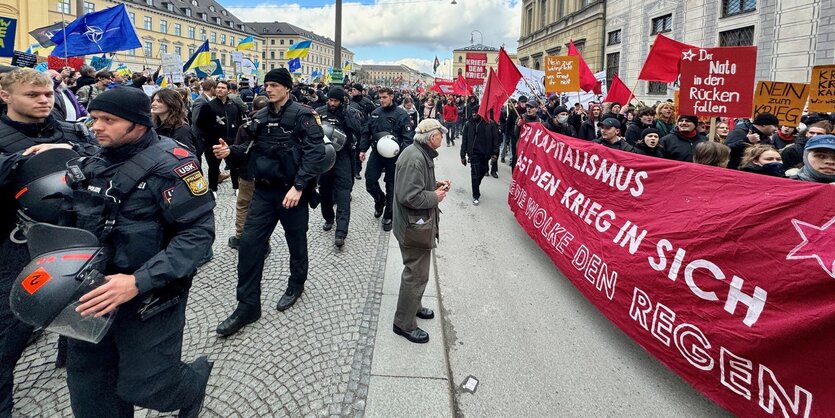 Polizei und Demonstranten