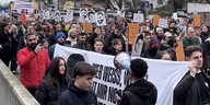 Menschen auf einer Demonstration zeigen Porträts der Ermordeten
