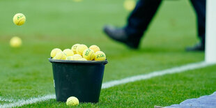 Tennisbälle auf dem Fußballfeld zum Zeichen des Protests.