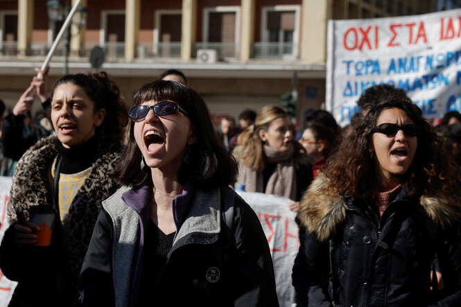 Studierende skandieren Slogans gegen die konservative Regierung in Athen