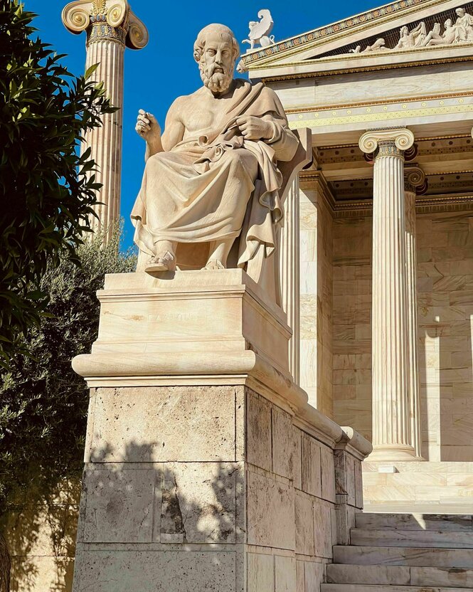 Statue des Athener Philosophen Platon vor dem Eingang der Universität