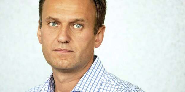 Alexej Nawalny blickt ernst zur Seite
