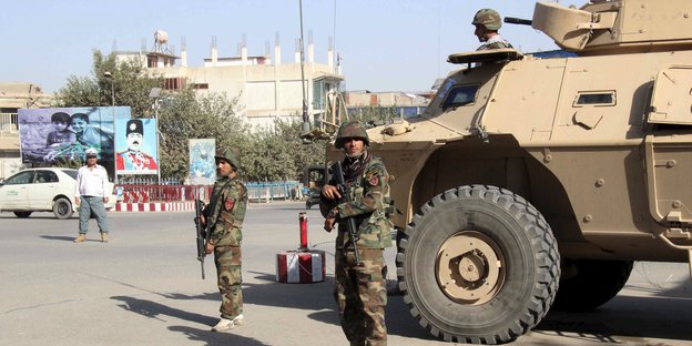 Afghanische Soldaten sichern eine Straße in Kundus.