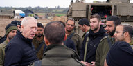 Israels Verteidigungsminister Galant im Gespräch mit Soldaten